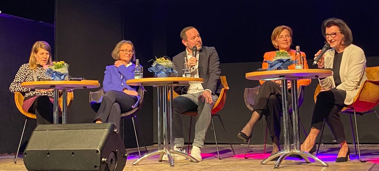 Podiumsdiskussion: Frauen in die Politik